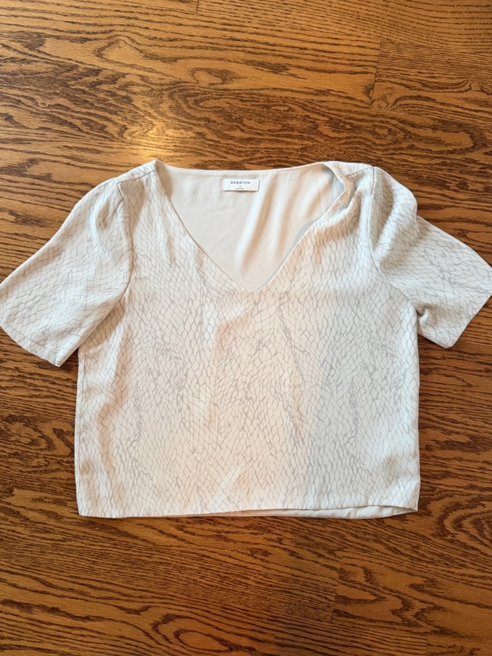 Babaton cream v-neck short sleeve polyester top.